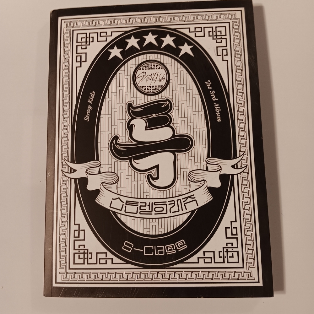 STRAY KIDS - CD & PHOTOBOOK